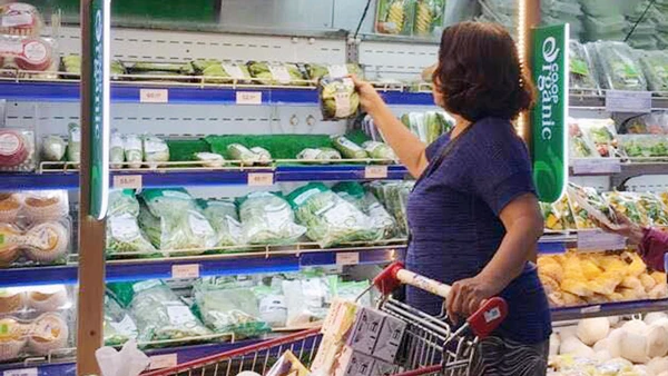 Người tiêu dùng lựa chọn sản phẩm organic tại siêu thị Co.opMart TPHCM