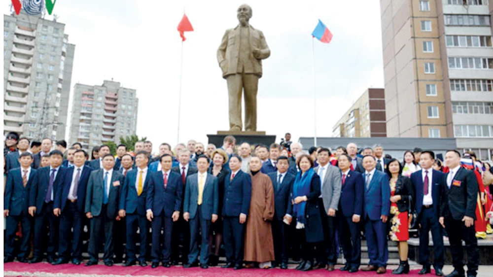 Các đại biểu chụp hình lưu niệm trong buổi khánh thành tượng đài Chủ tịch Hồ Chí Minh Ảnh: VOV