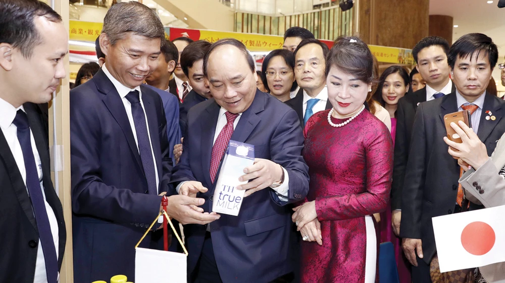 Thủ tướng Nguyễn Xuân Phúc và phu nhân tham quan gian hàng tại Tuần lễ hàng Việt Nam tại tỉnh Saitama