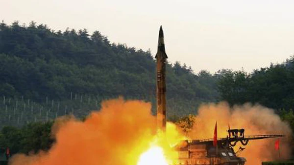 Triều Tiên phóng thử một tên lửa đạn đạo được trang bị hệ thống dẫn đường chính xác tại một địa điểm bí mật ở Triều Tiên. Ảnh: EPA/TTXVN