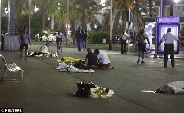Xác người nằm la liệt trên phố sau khi chiếc xe tải bất ngờ lao vào đám đông ở thành phố Nice (Pháp): Ảnh: REUTERS
