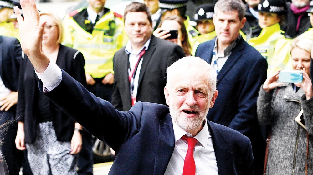 Lãnh đạo Công đảng đối lập Jeremy Corbyn kêu gọi Thủ tướng Theresa May từ chức