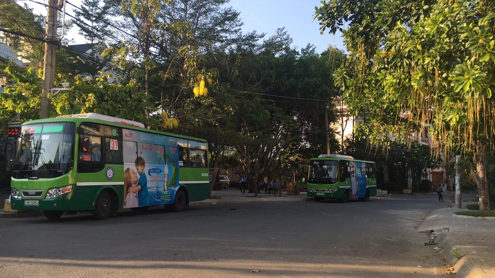Xe buýt thường xuyên đậu tạm ở Khu dân cư Bình Lợi (phường 13, quận Bình Thạnh)