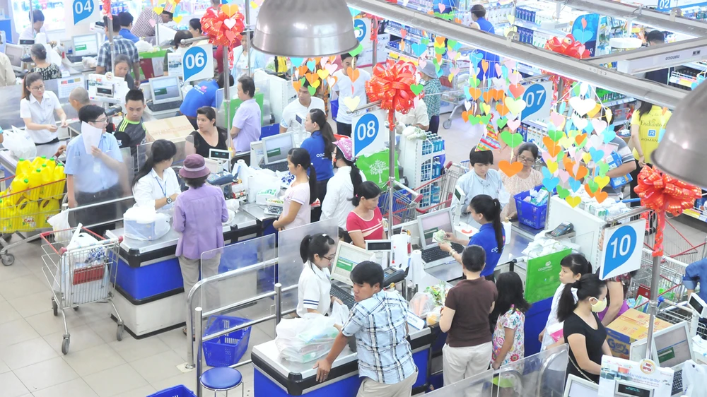 Người dân đến mua sắm tại một siêu thị trong nước có chất lượng tốt Ảnh: THÀNH TRÍ