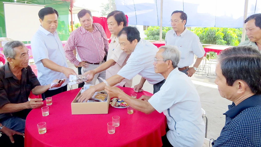 Lãnh đạo tỉnh Đồng Tháp trao đổi với nông dân ở Canh Tân hội quán thuộc xã An Nhơn, huyện Châu Thành