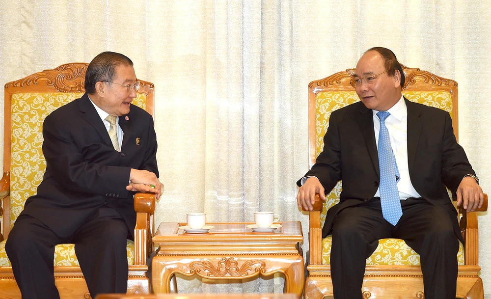 Thủ tướng Nguyễn Xuân Phúc và ông Charoen Sirivadhanabhakdi, Chủ tịch Tập đoàn TCC (Thái Lan). Ảnh: VGP