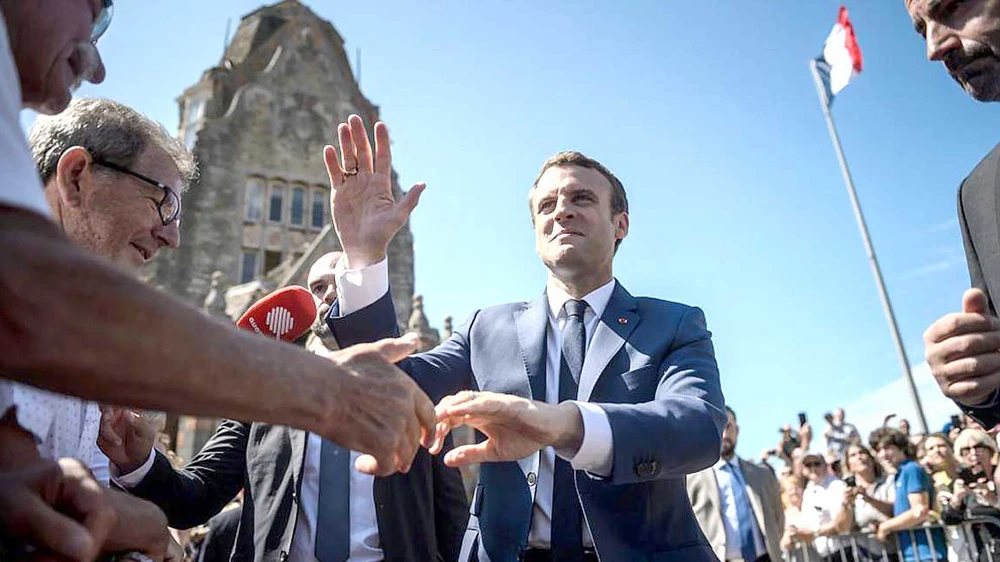 Tổng thống Pháp Emmanuel Macron gặp gỡ cử tri