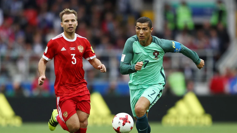 Ronaldo (phải) ghi bàn thắng duy nhất giúp Bồ Đào Nha đánh bại Nga.