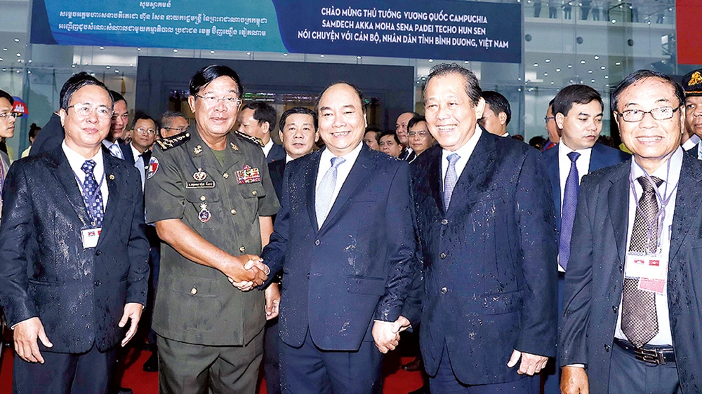 Thủ tướng Nguyễn Xuân Phúc đón Thủ tướng Campuchia Samdech Hun Sen