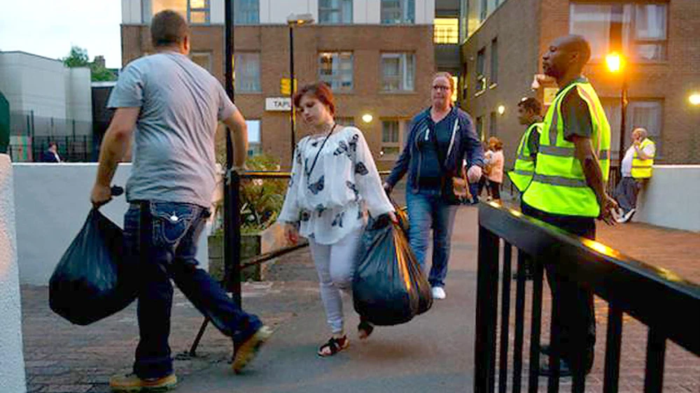 Người dân London sơ tán khẩn cấp khỏi các tòa chung cư 