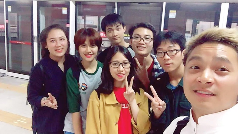Phạm Công Dương (bìa phải) cùng các sinh viên Việt Nam tại Hàn Quốc