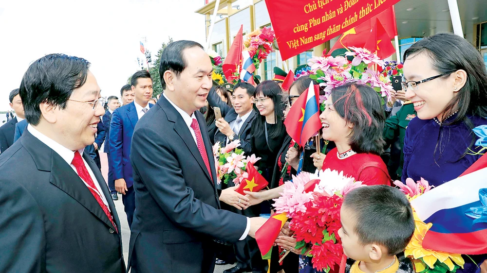 Chủ tịch nước Trần Đại Quang và phu nhân với cán bộ Đại sứ quán và đại diện cộng đồng người Việt tại lễ đón chính thức ở sân bay Vnukovo-2
