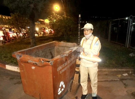 Hàng đêm, những công nhân vệ sinh môi trường vẫn lặng lẽ đi quét dọn làm sạch môi trường thành phố