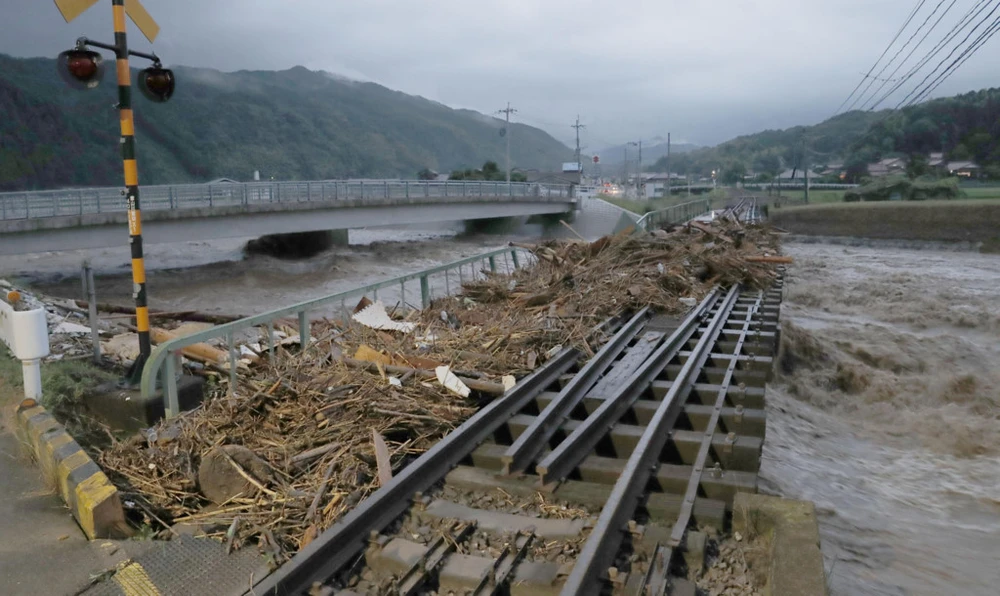 ưa lớn suốt 9 giờ đồng hồ gây hư hỏng đường ray tàu điện ở tỉnh Fukuoka trên đảo Kyushu, tây nam Nhật Bản. Ảnh: REUTERS