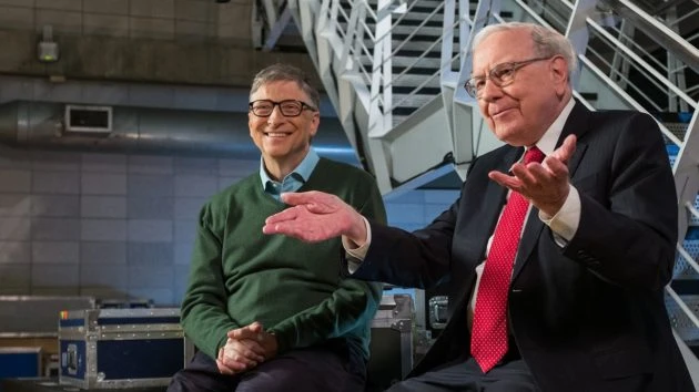 Warren Buffett (phải) và Bill Gates và trong một sự kiện tại Trường Kinh doanh Columbia ở TP New York, Mỹ, ngày 27-1-2017. Ảnh: Bill & Melinda Gates Foundation