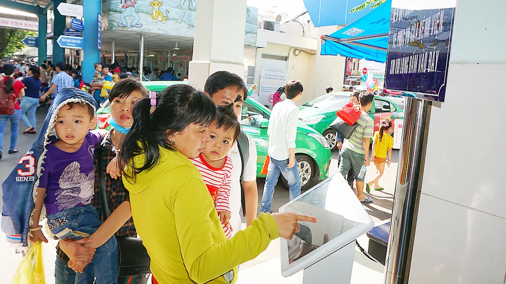 Người dân đánh giá mức độ không hài lòng qua hệ thống ki-ốt đặt tại BV Nhi đồng 1