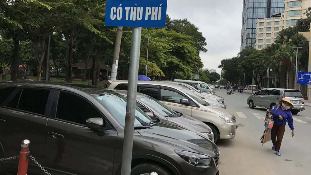 Một điểm đậu xe thu phí trên đường Lê Lai (quận 1) Ảnh: VIỆT DŨNG