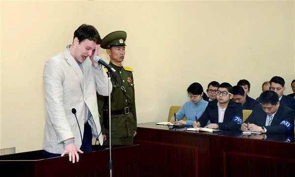  Sinh viên Mỹ Otto Warmbier ra tòa ở CHDCND Triều Tiên ngày 16-3-2016. Ảnh: KCNA