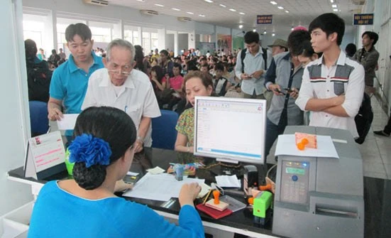 Hành khách đăng ký mua vé tàu tại ga Sài Gòn
