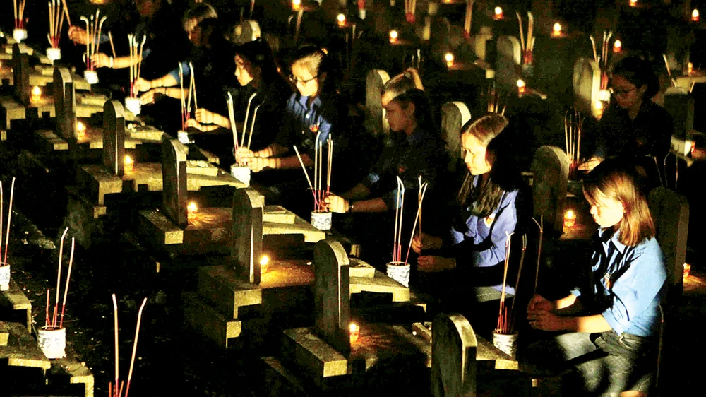 Tối 26-7, lễ thắp nến tri ân các Anh hùng Liệt sĩ đã diễn ra tại 3.077 Nghĩa trang Liệt sĩ trong cả nước