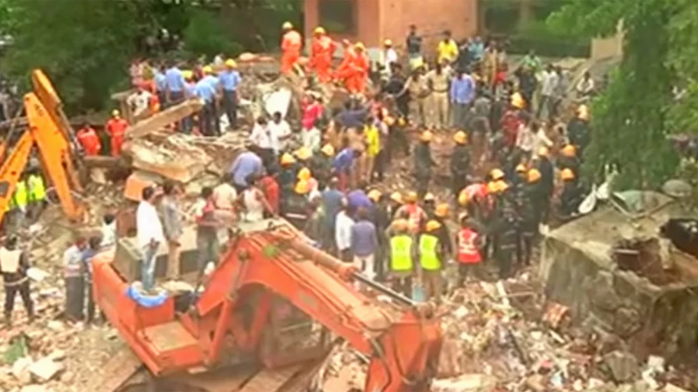 Công tác cứu hộ tại vị trí tòa nhà 4 tầng bị sập khiến 17 người thiệt mạng ở Ấn Độ. Ảnh: REUTERS