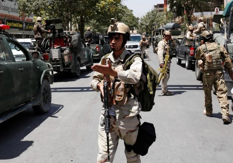  Lực lượng an ninh triển khai tai Đại sứ quán Iraq ở Kabul, Afghanistan, ngày 31-7-2017. Ảnh: AP