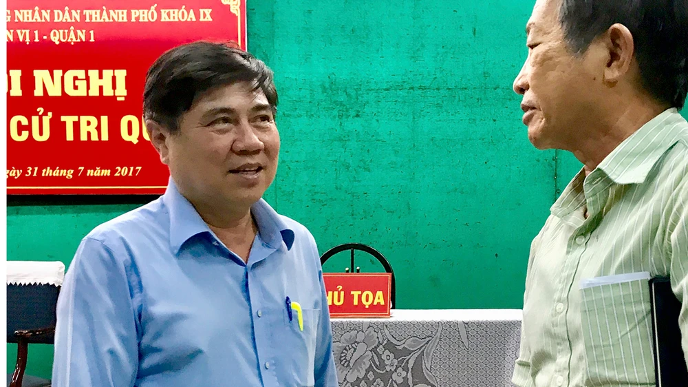 Chủ tịch UBND TPHCM Nguyễn Thành Phong trao đổi với cử tri quận 1, TPHCM