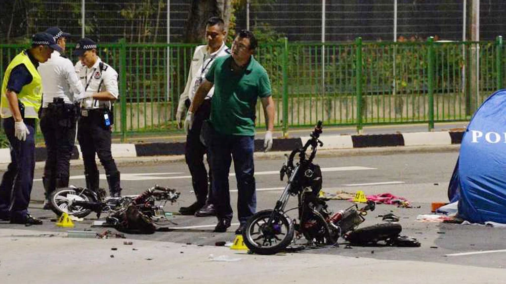 Cảnh sát điều tra một vụ tai nạn chết người do xe đạp điện trên đường Pandan Crescent ở Singapore. Ảnh: ST