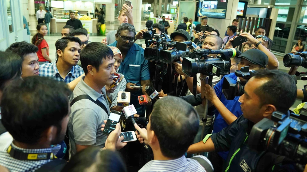 HLV Hữu Thắng (giữa) trả lời truyền thông Malaysia. Ảnh: Dũng Phương