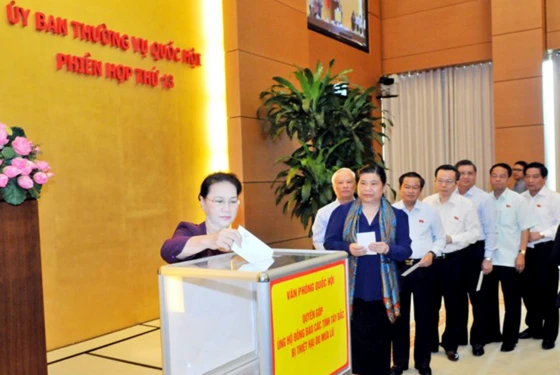 Chủ tịch Quốc hội Nguyễn Thị Kim Ngân quyên góp ủng hộ đồng bào các tỉnh Tây Bắc bị thiệt hại do mưa lũ