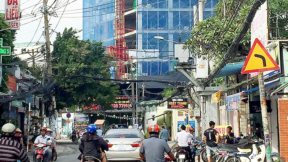 Một dự án cao ốc chung cư đang mọc lên trên đường Nguyễn Văn Đậu (quận Bình Thạnh, TPHCM)