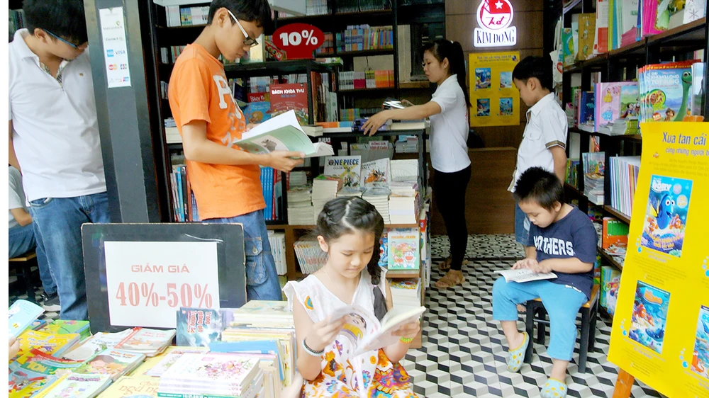 Trẻ con chọn đọc sách tại Đường sách TPHCM
