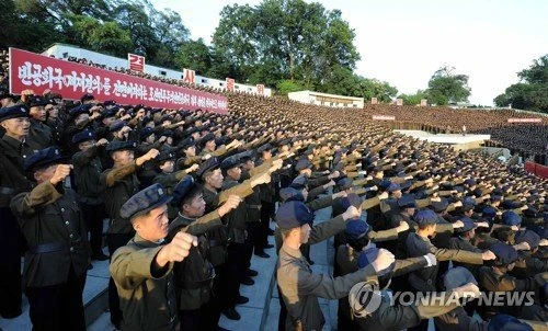 Hàng ngàn sĩ quan quân đội Triều Tiên thể hiện sự ủng hộ nhà lãnh đạo Kim Jong Un. Ảnh: YONHAP