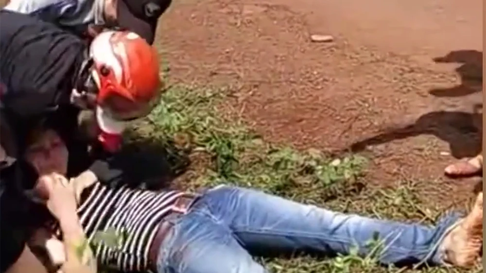 Một cảnh trong clip đánh ghen dã man tại tỉnh Gia Lai lan truyền trên mạng