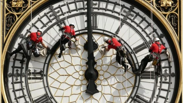 Công nhân vệ sinh mặt đồng hồ Tháp Big Ben ở London, Anh. Ảnh PA