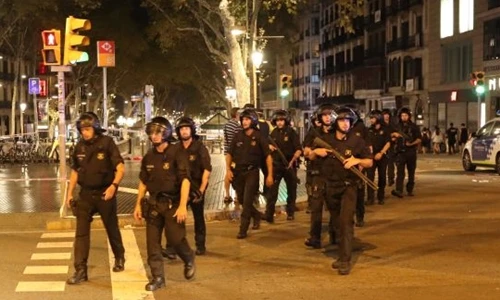 Cảnh sát Tây Ban Nha tại hiện trường vụ đâm xe khủng bố ở Barcelona. Ảnh: REUTERS