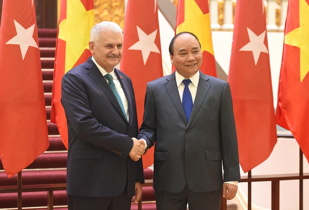 Hai nhà lãnh đạo Việt Nam và Thổ Nhỹ Kỳ quyết tâm giải quyết các trở ngại của doanh nghiệp. Ảnh VGP