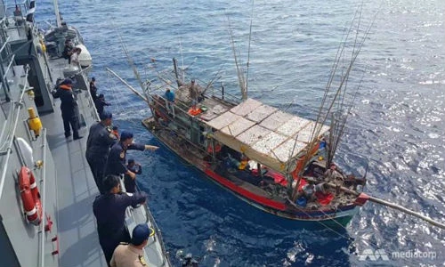 Một tàu cá Việt Nam bị Hải quân Thái Lan bắt giữ. (Nguồn: thailandchatter.com) 