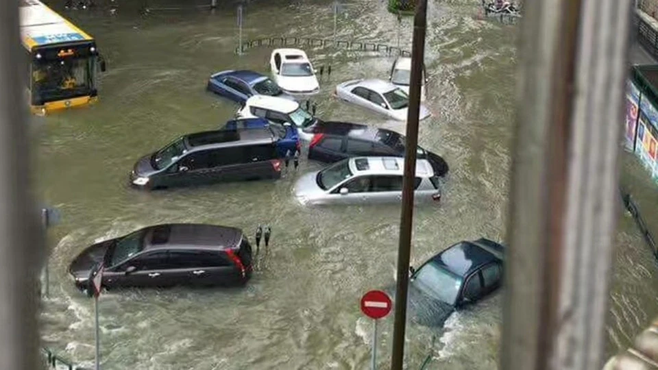 Ôtô bị nhấn chìm trong nước lụt tại Macau -Trung Quốc. Ảnh SCMP
