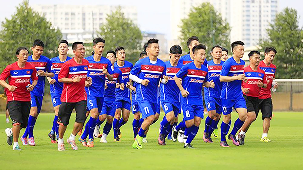 Các tuyển thủ nỗ lực tập luyện, chuẩn bị cho trận gặp Campuchia vào ngày 5-9 Ảnh: HOÀNG MINH