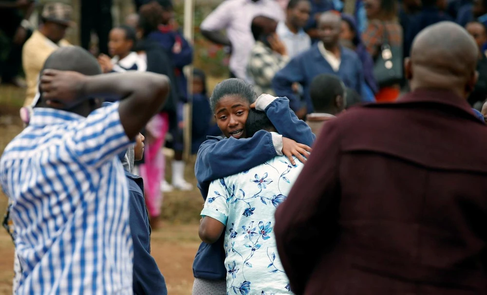 Các cha mẹ chờ tin con sau vụ cháy ký túc xá Trường Nữ sinh Moi ở Nairobi, Kenya, ngày 2-9-2017. Ảnh: REUTERS