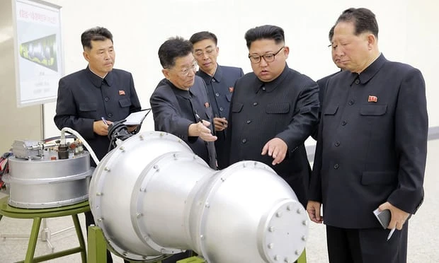 Nhà lãnh đạo Kim Jong-un kiểm tra một quả bom nhiệt hạch. Ảnh: KCNA