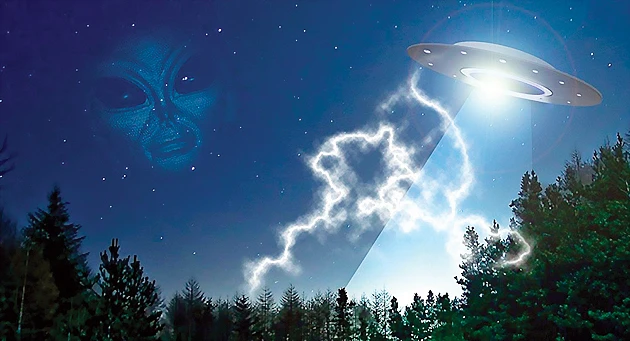 Máy bay suýt đâm UFO