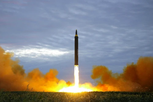 Vụ phóng tên lửa Hwasong-12 của Triều Tiên hôm 29-8. Ảnh: KCNA