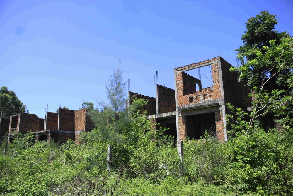 Dự án Khu nhà ở công nhân viên Nhà máy đóng tàu Dung Quất bỏ hoang tại xã Bình Đông, huyện Bình Sơn, tỉnh Quảng Ngãi. Ảnh NGUYỄN TRANG