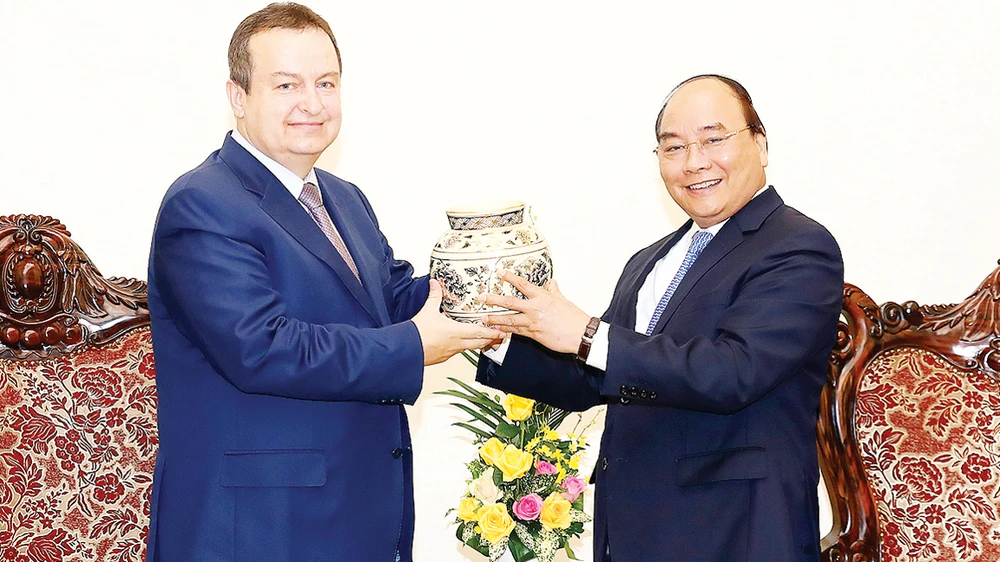 Thủ tướng Nguyễn Xuân Phúc trao quà lưu niệm tặng Bộ trưởng Ngoại giao Serbia Ivica Dacic