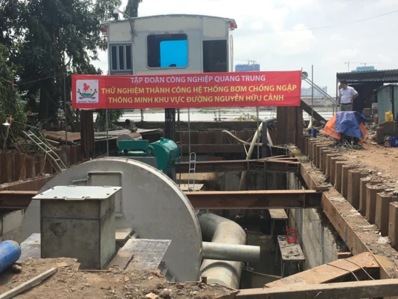 Hệ thống máy bơm sẵn sàng bơm chống ngập đường Nguyễn Hữu Cảnh. Ảnh: QUỐC HÙNG 