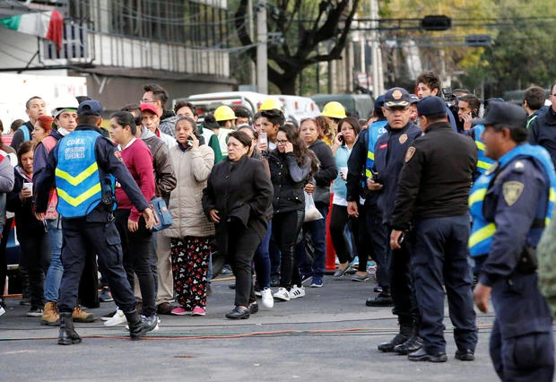 Người dân hoảng sợ chạy ra đường ở Mexico City, Mexico, ngày 23-9-2017. Ảnh: REUTERS
