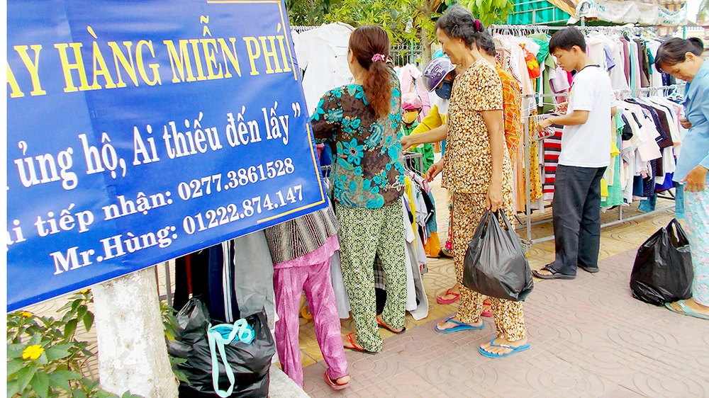 Người nghèo chọn quần áo miễn phí tại chùa Từ Quang