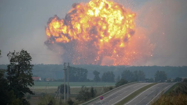 Kho vũ khí của quân đội Ukraine phát nổ. Ảnh: REUTERS